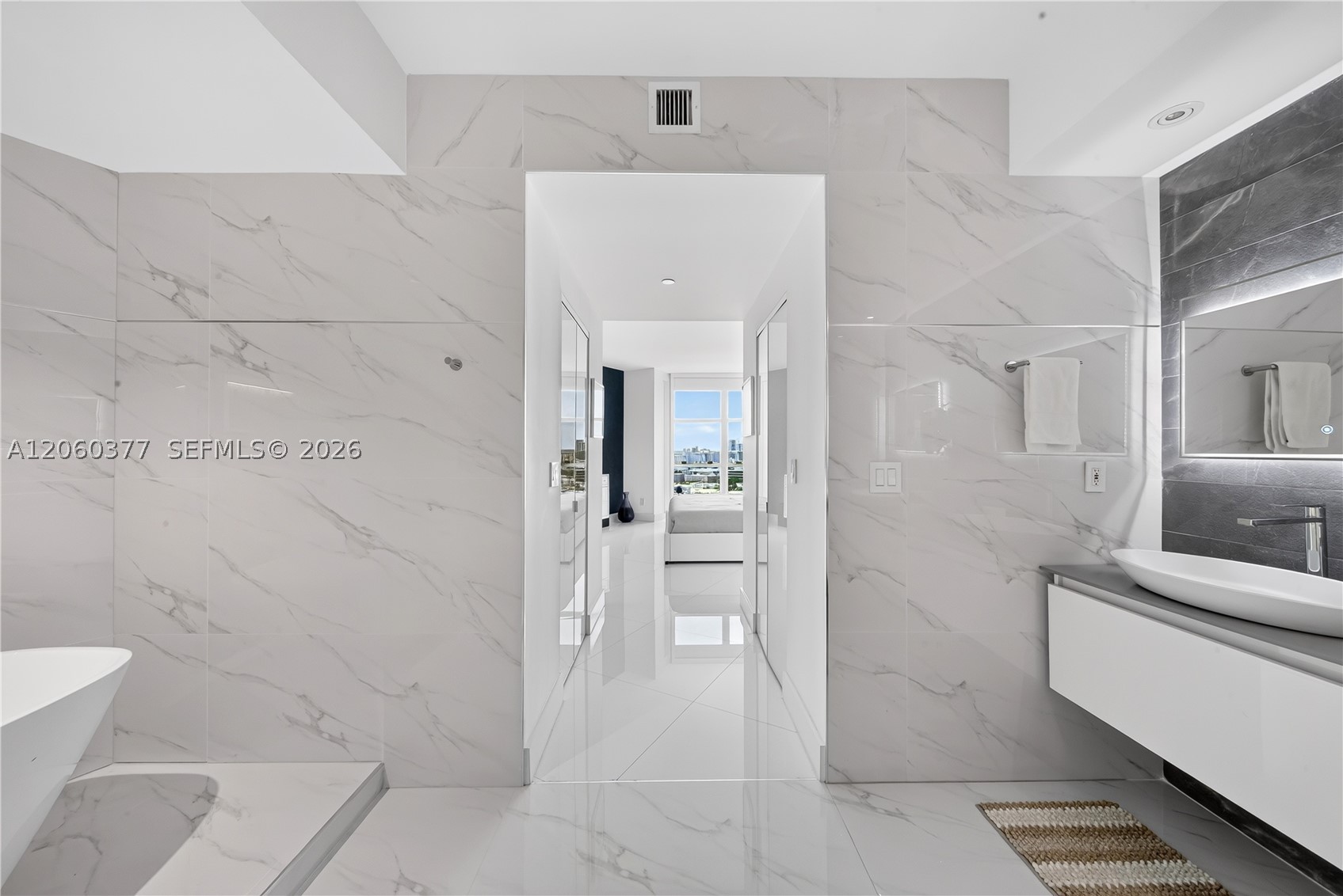 300 S Pointe Dr #2104, Miami Beach FL 33139