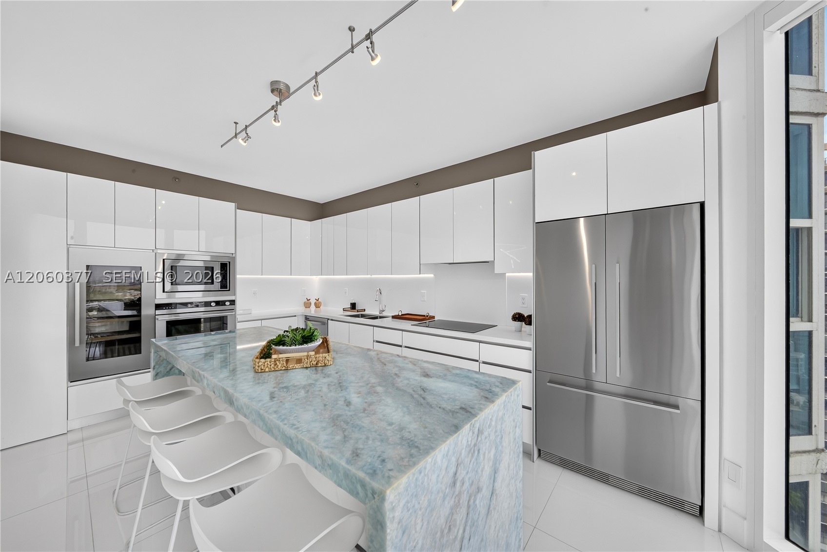 300 S Pointe Dr #2104, Miami Beach FL 33139
