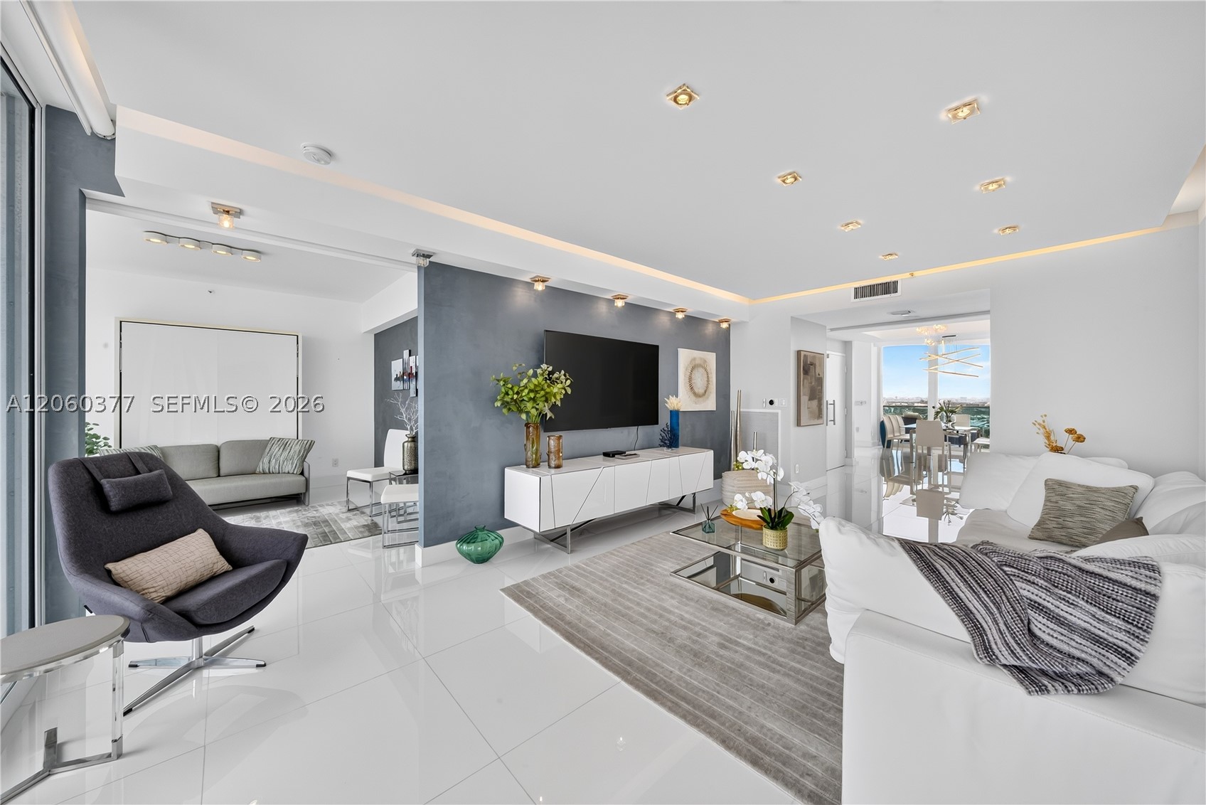 300 S Pointe Dr #2104, Miami Beach FL 33139