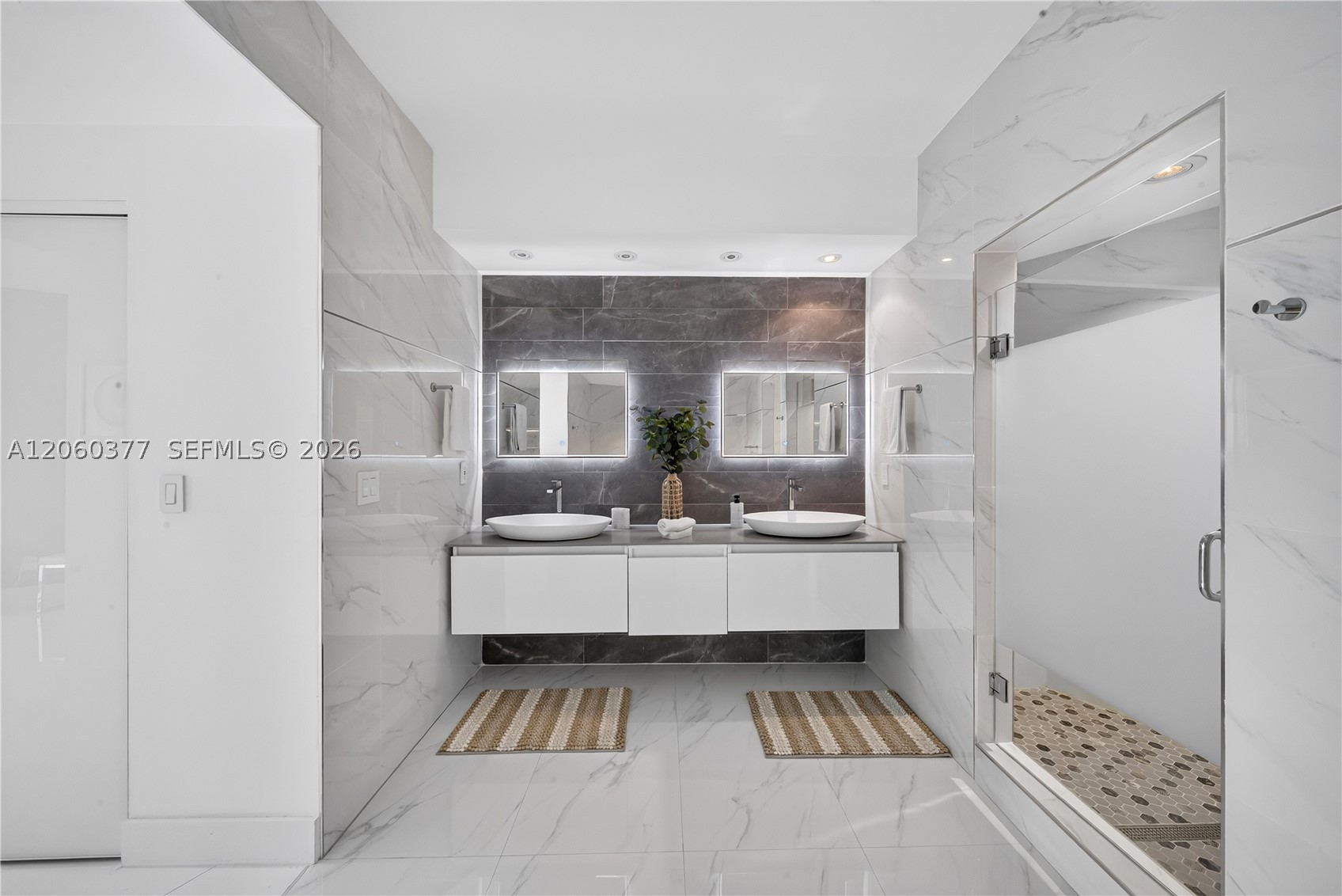 300 S Pointe Dr #2104, Miami Beach FL 33139