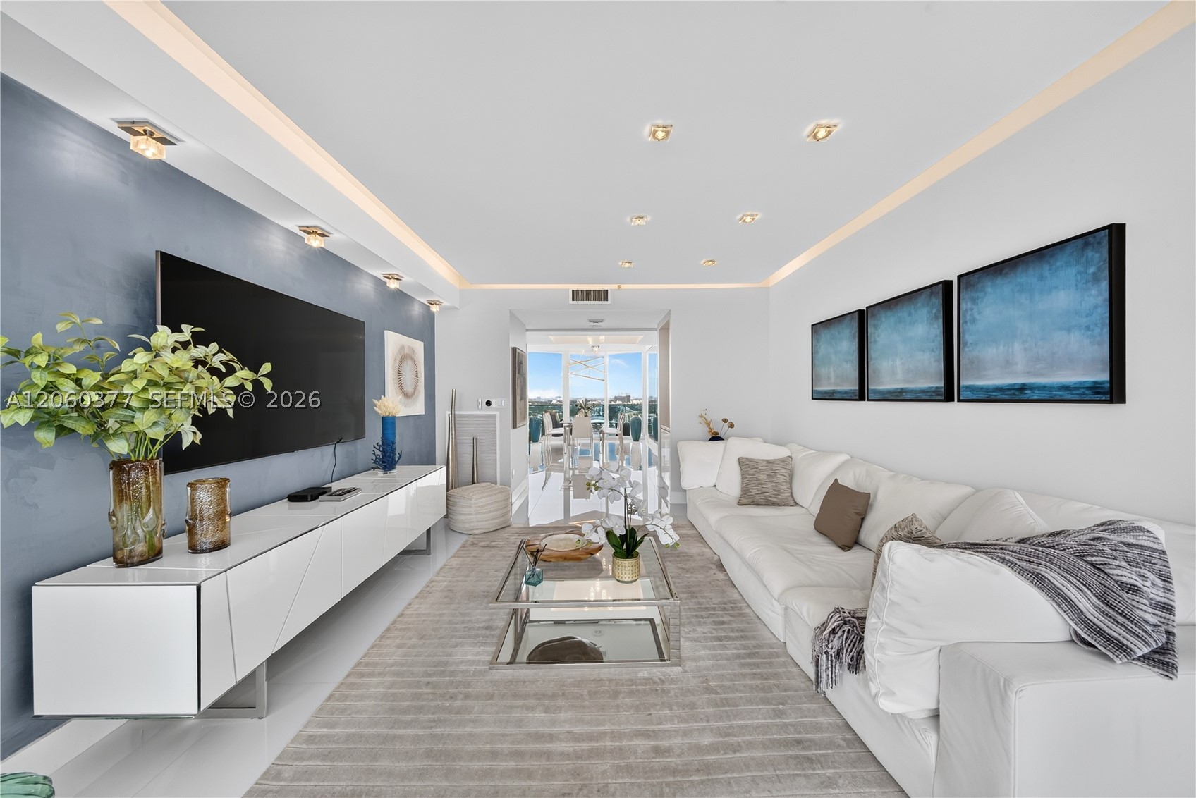 300 S Pointe Dr #2104, Miami Beach FL 33139