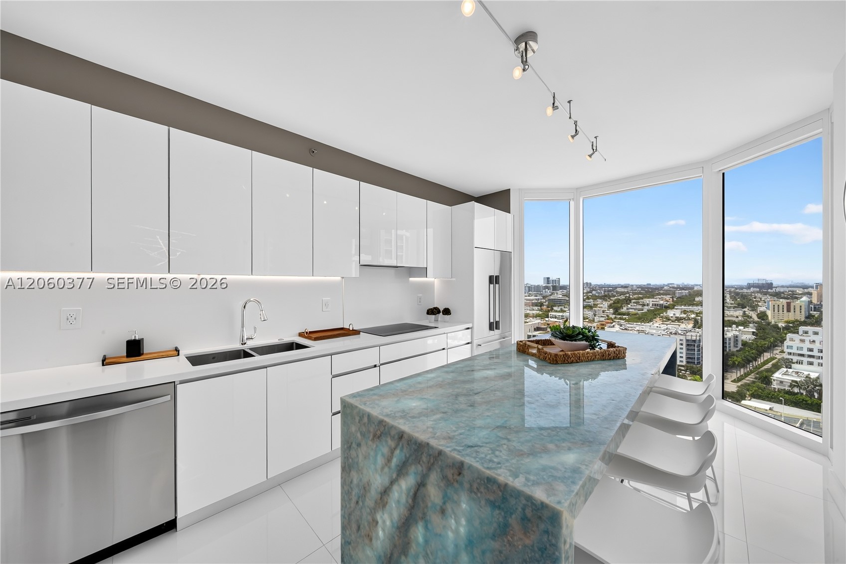 300 S Pointe Dr #2104, Miami Beach FL 33139