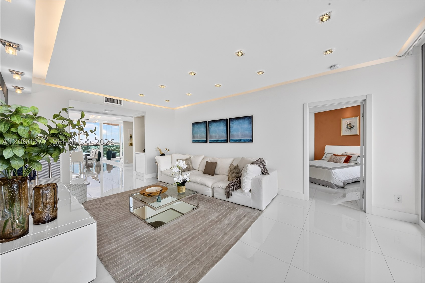 300 S Pointe Dr #2104, Miami Beach FL 33139