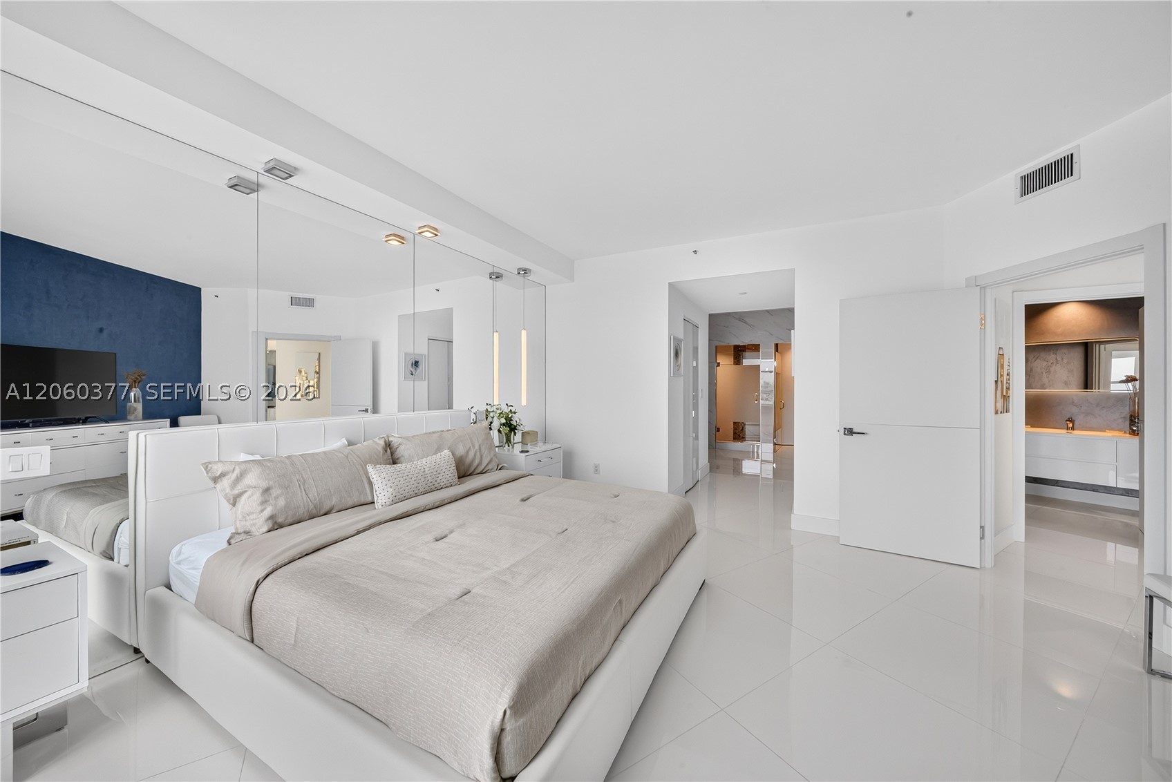 300 S Pointe Dr #2104, Miami Beach FL 33139