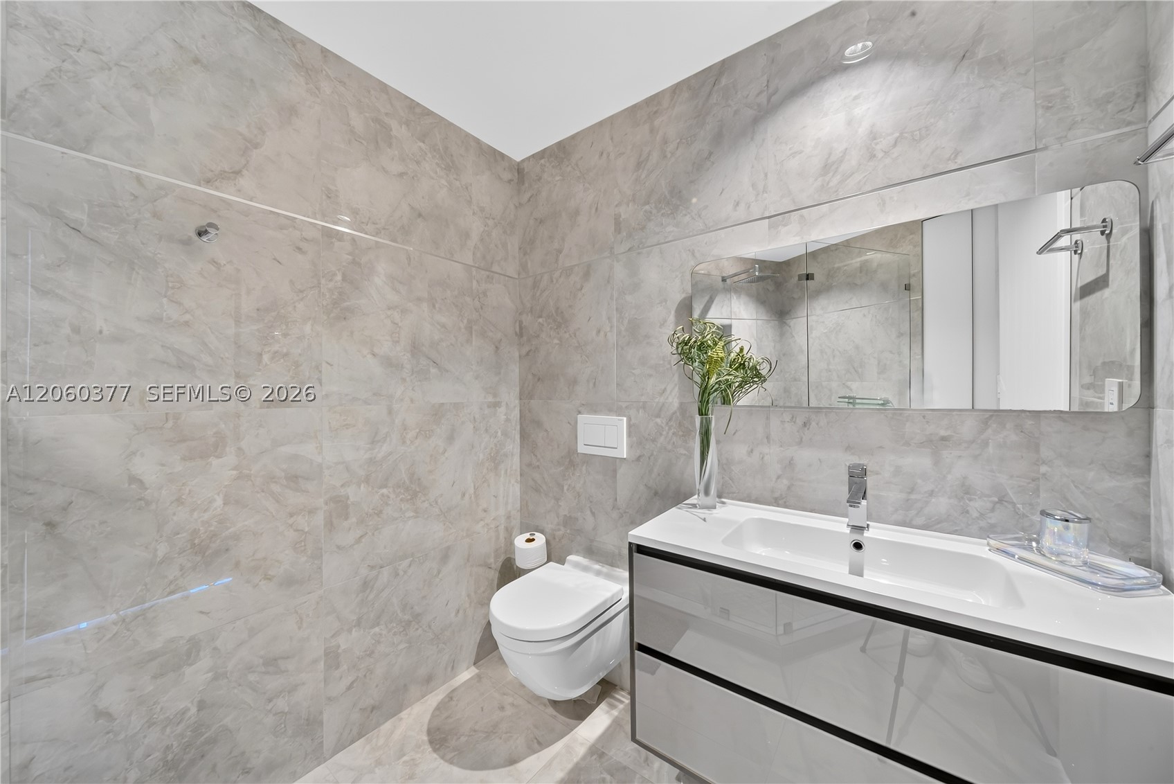 300 S Pointe Dr #2104, Miami Beach FL 33139