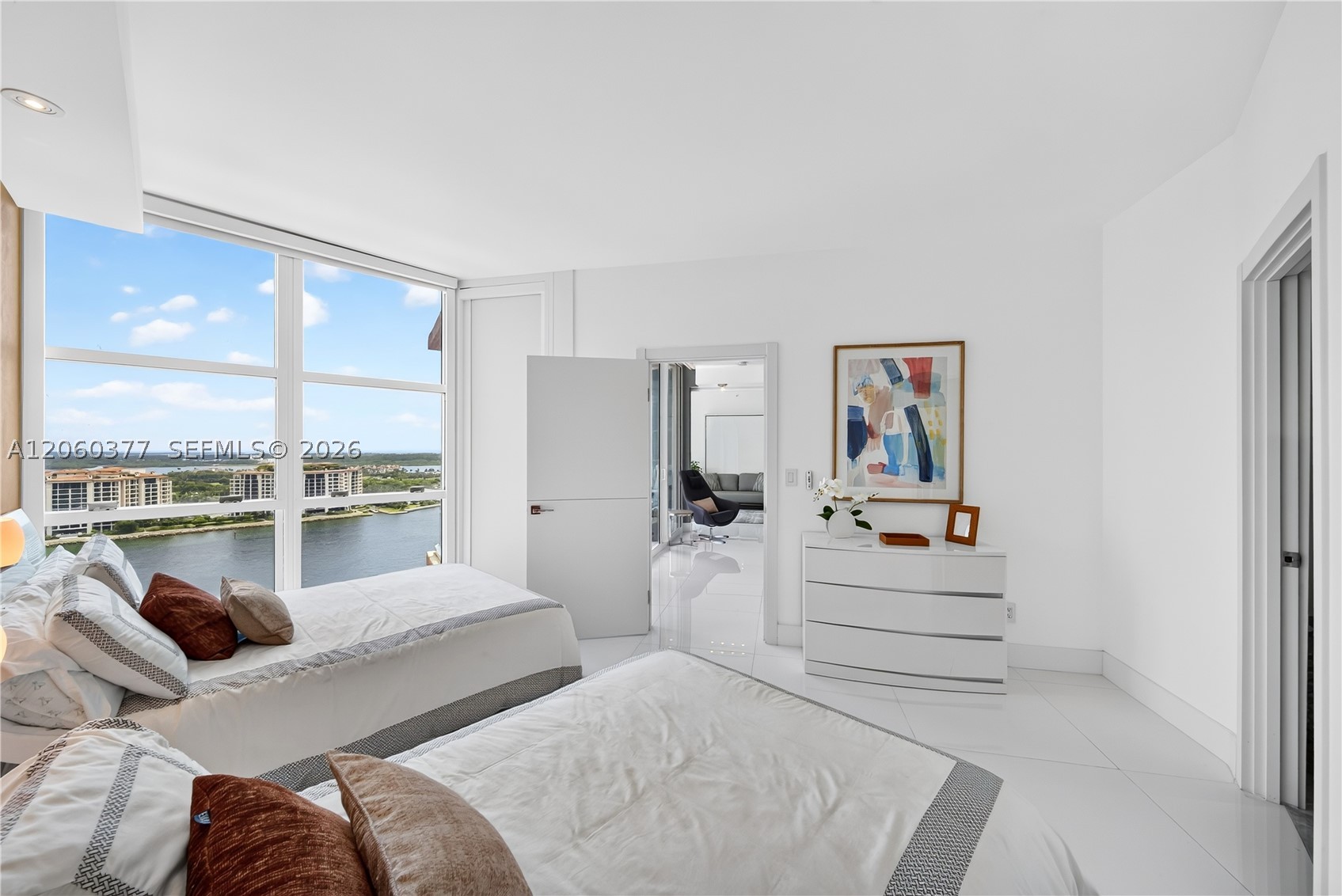 300 S Pointe Dr #2104, Miami Beach FL 33139