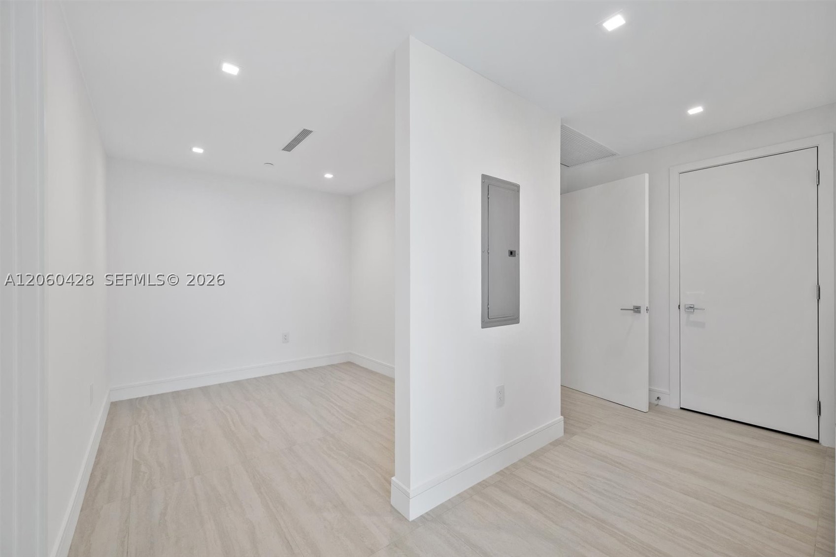 2411 Laguna Circle #306, Miami FL 33181
