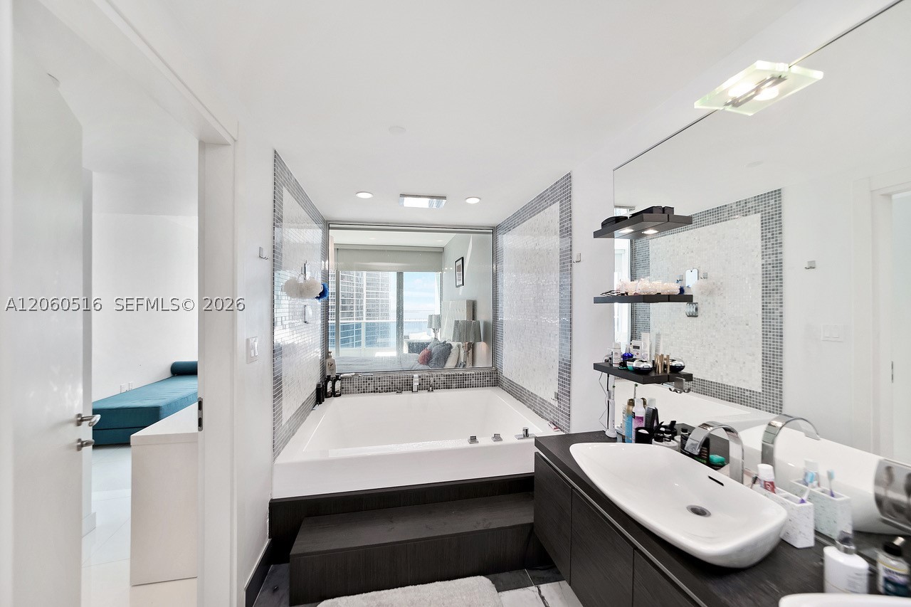 200 Biscayne Boulevard Way #4006, Miami FL 33131