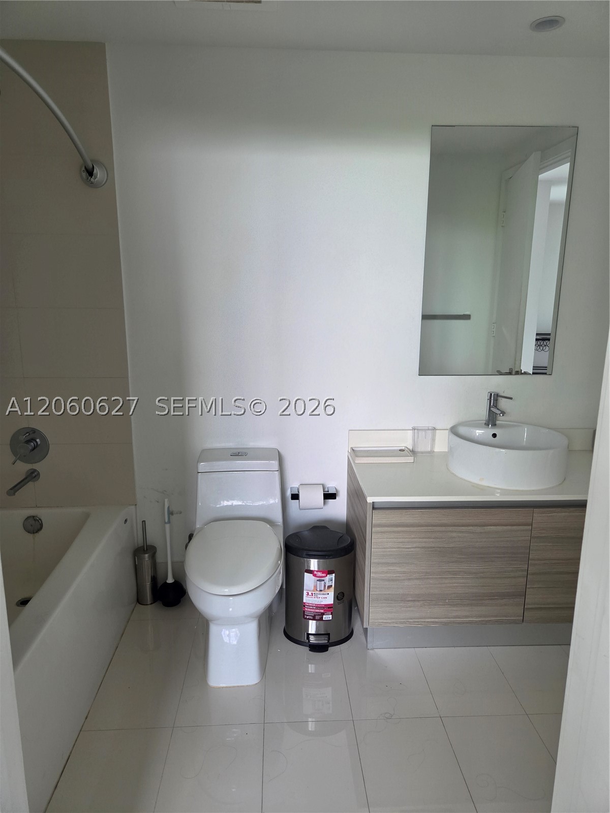 121 NE 34th St #914, Miami FL 33137