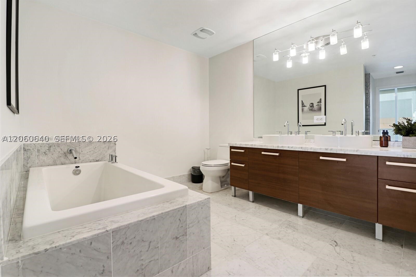253 NE 2nd St #508, Miami FL 33132