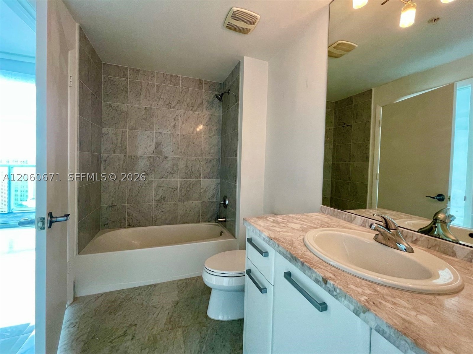 244 Biscayne Blvd #4307, Miami FL 33132