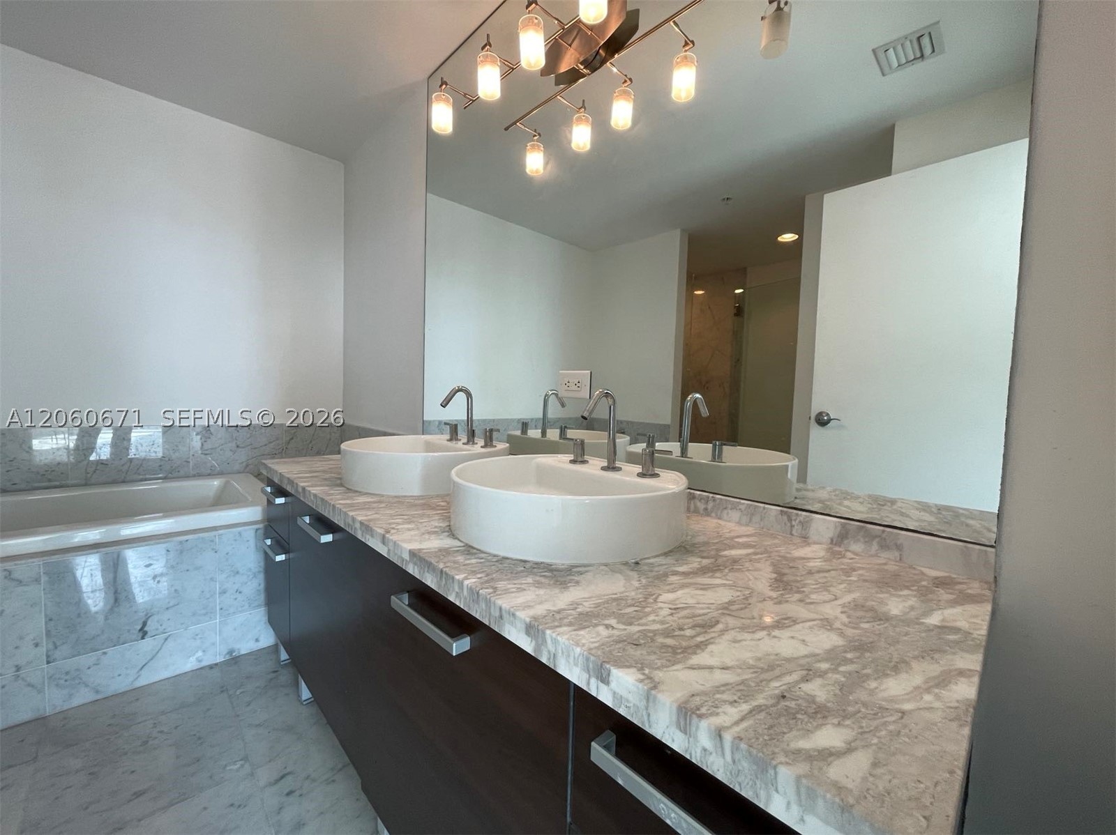 244 Biscayne Blvd #4307, Miami FL 33132