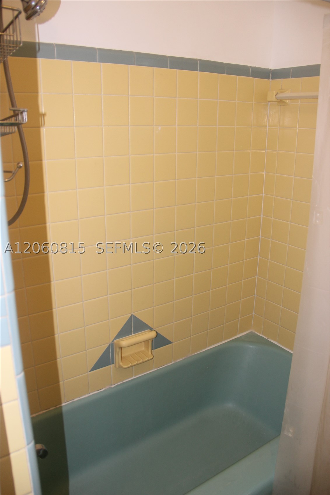 70 Hammond Dr, Miami Springs FL 33166
