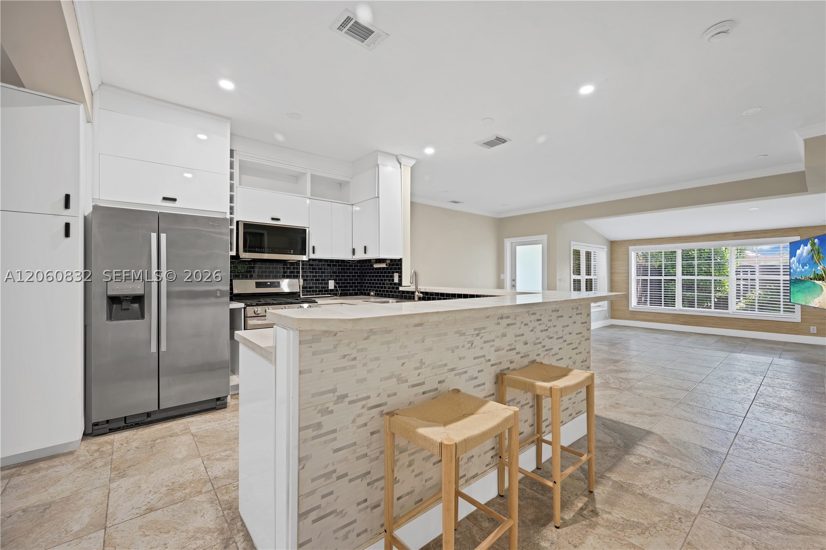 818 NE 3rd St, Hallandale Beach FL 33009