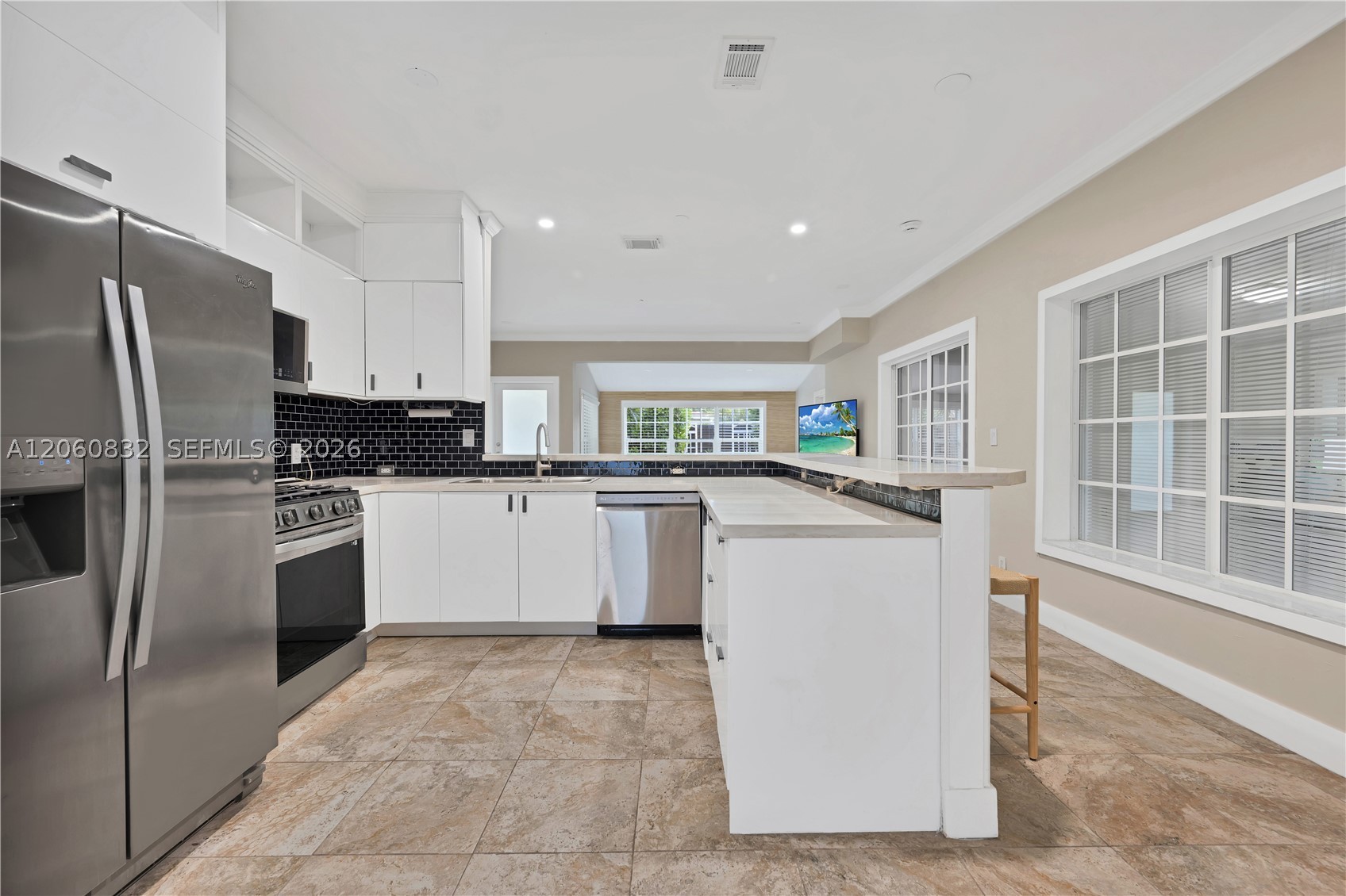 818 NE 3rd St, Hallandale Beach FL 33009