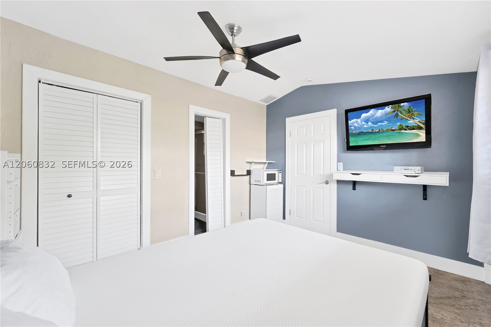 818 NE 3rd St, Hallandale Beach FL 33009