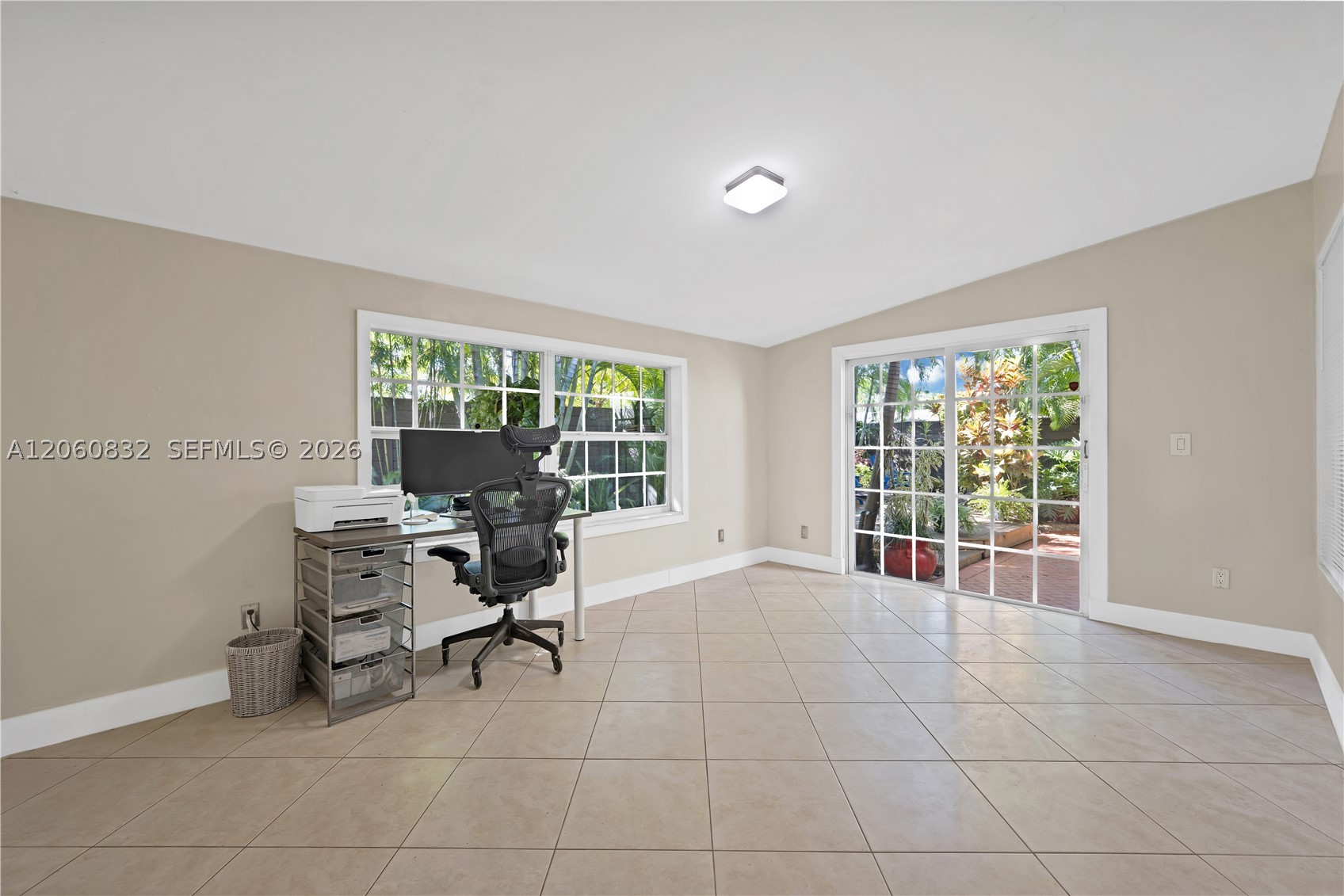 818 NE 3rd St, Hallandale Beach FL 33009