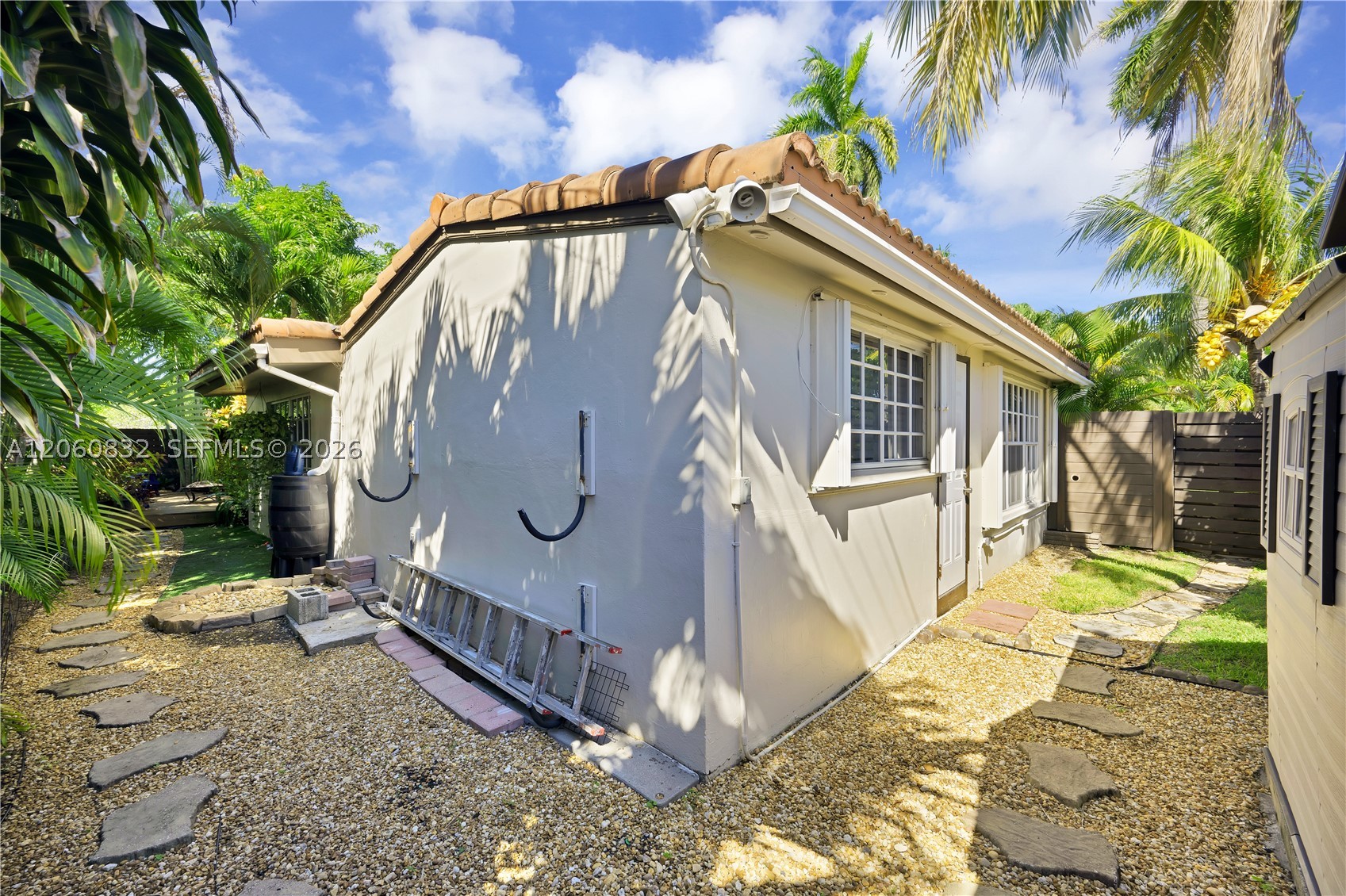 818 NE 3rd St, Hallandale Beach FL 33009