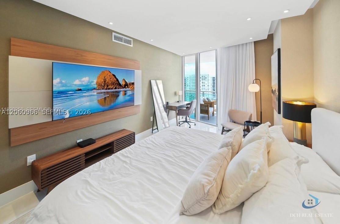 350 S Miami Ave #3902, Miami FL 33130