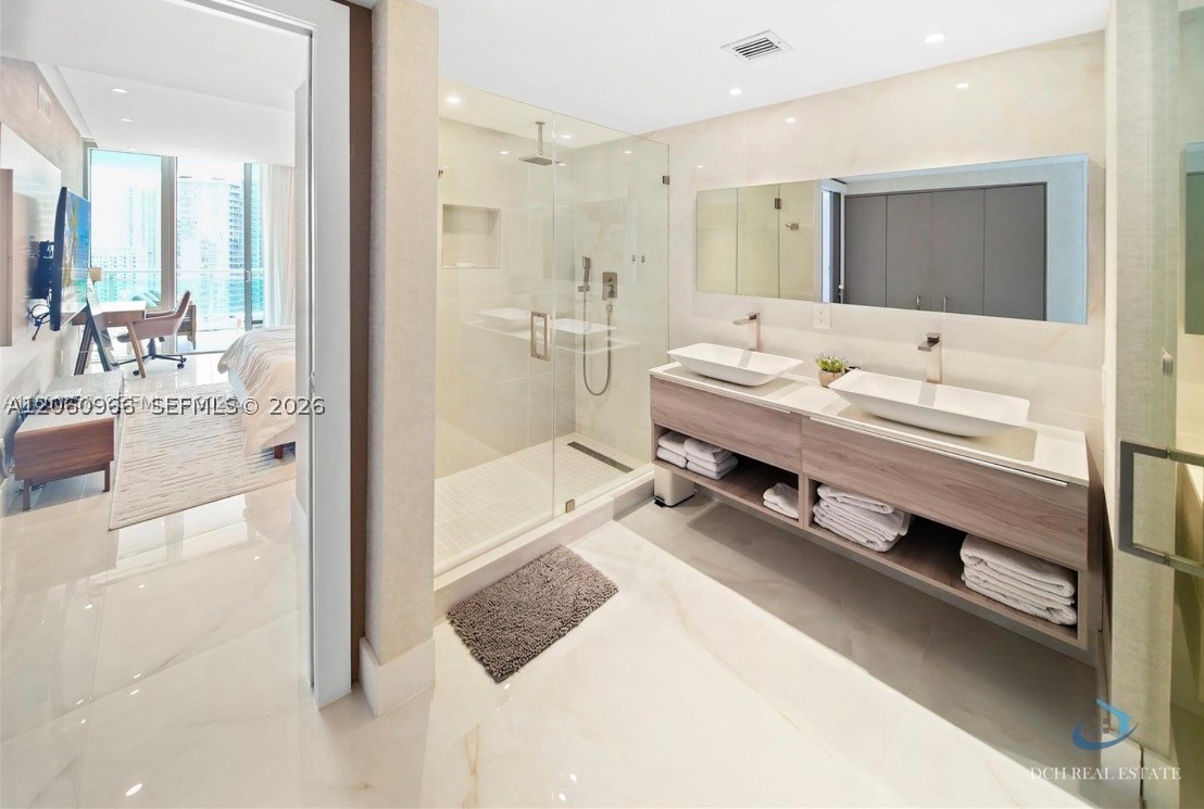 350 S Miami Ave #3902, Miami FL 33130