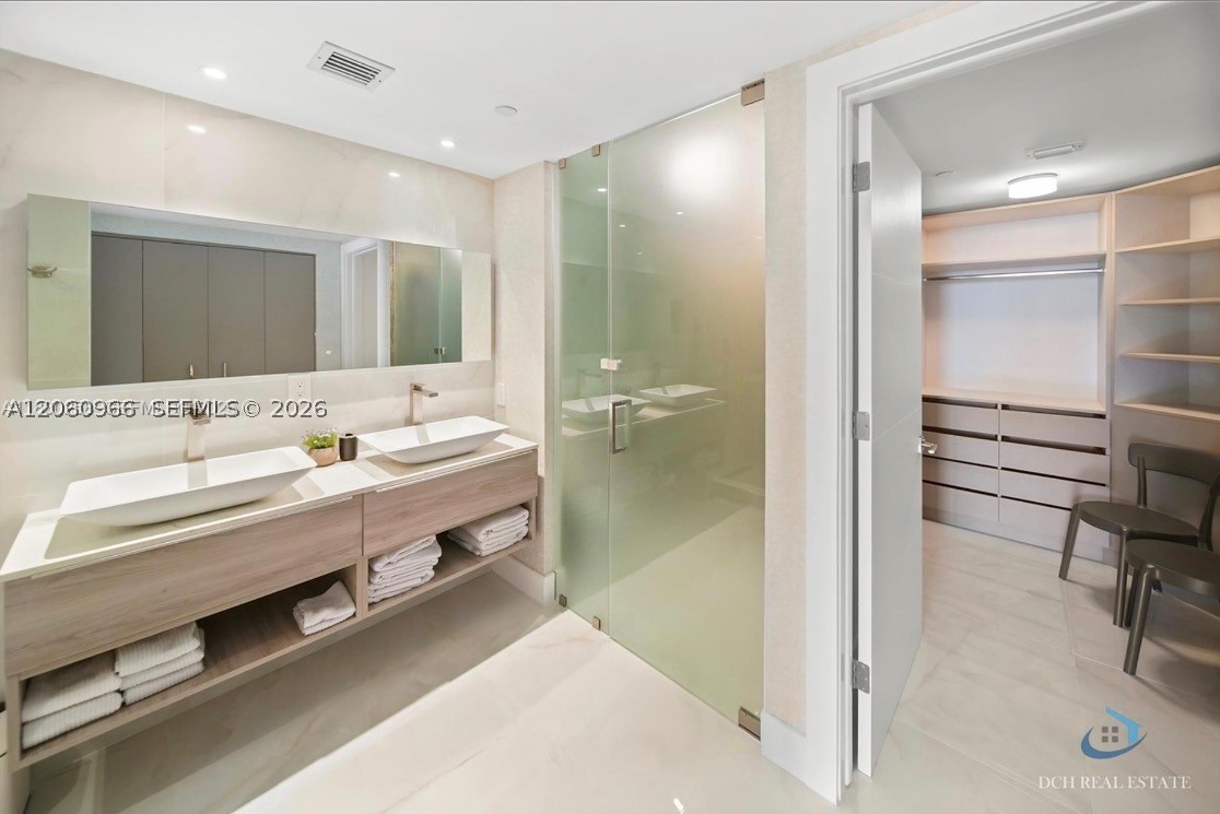 350 S Miami Ave #3902, Miami FL 33130