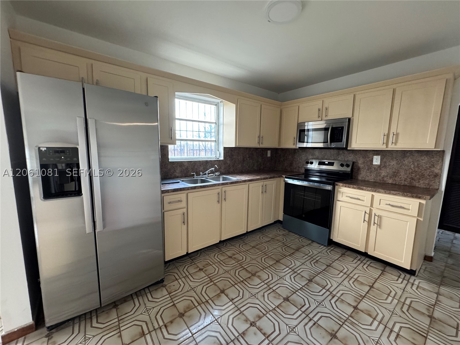 2524 SW 6th St, Miami FL 33135