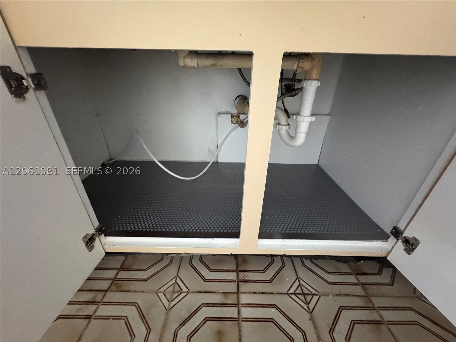 2524 SW 6th St, Miami FL 33135