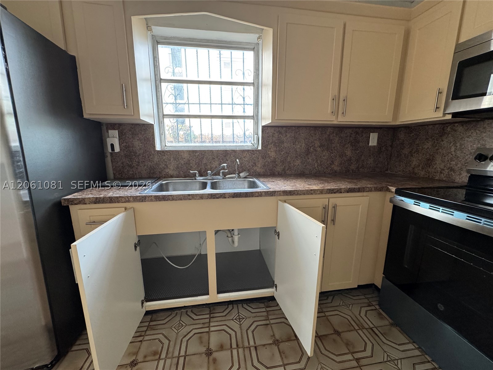 2524 SW 6th St, Miami FL 33135
