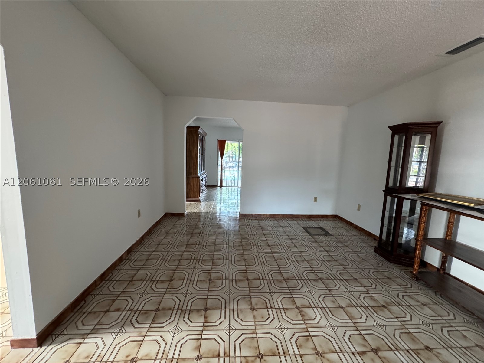 2524 SW 6th St, Miami FL 33135