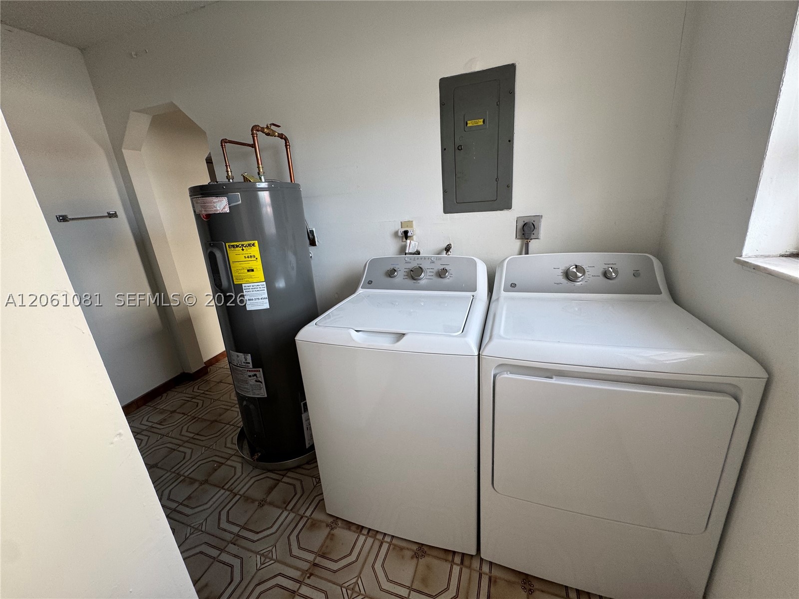 2524 SW 6th St, Miami FL 33135