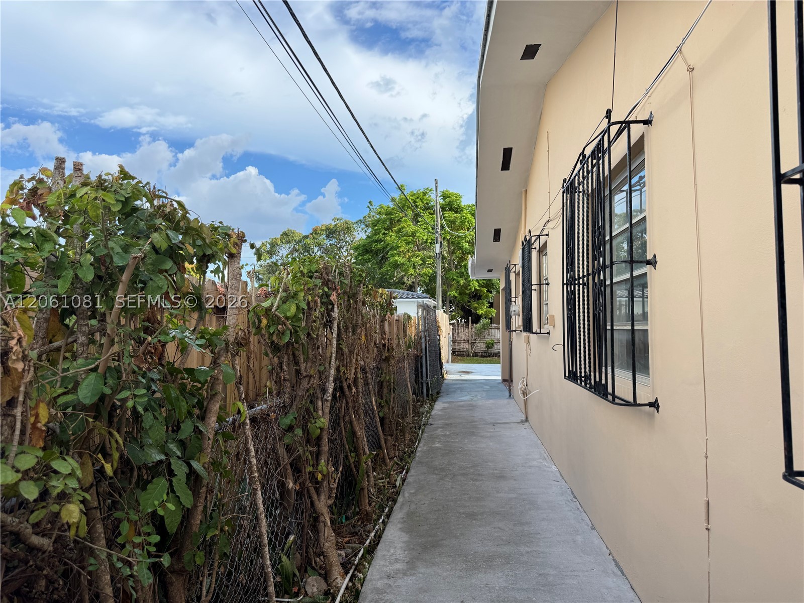 2524 SW 6th St, Miami FL 33135