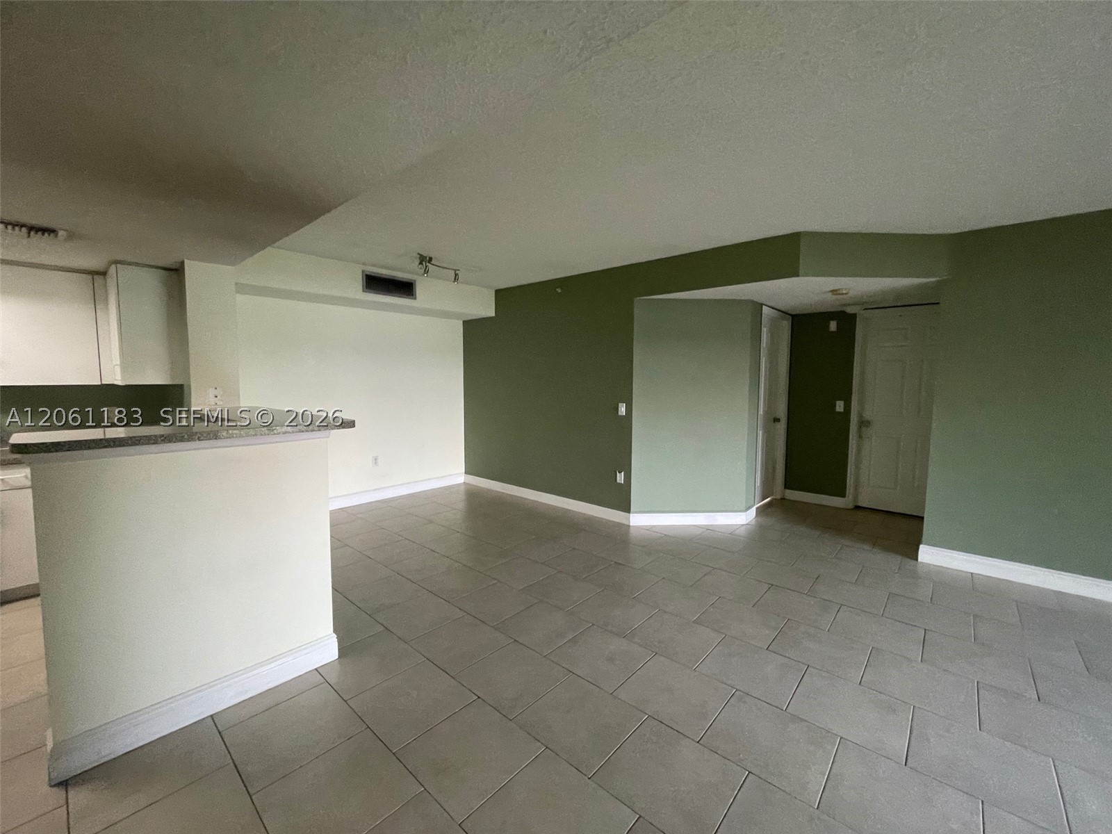 5005 Wiles Rd #102, Coconut Creek FL 33073