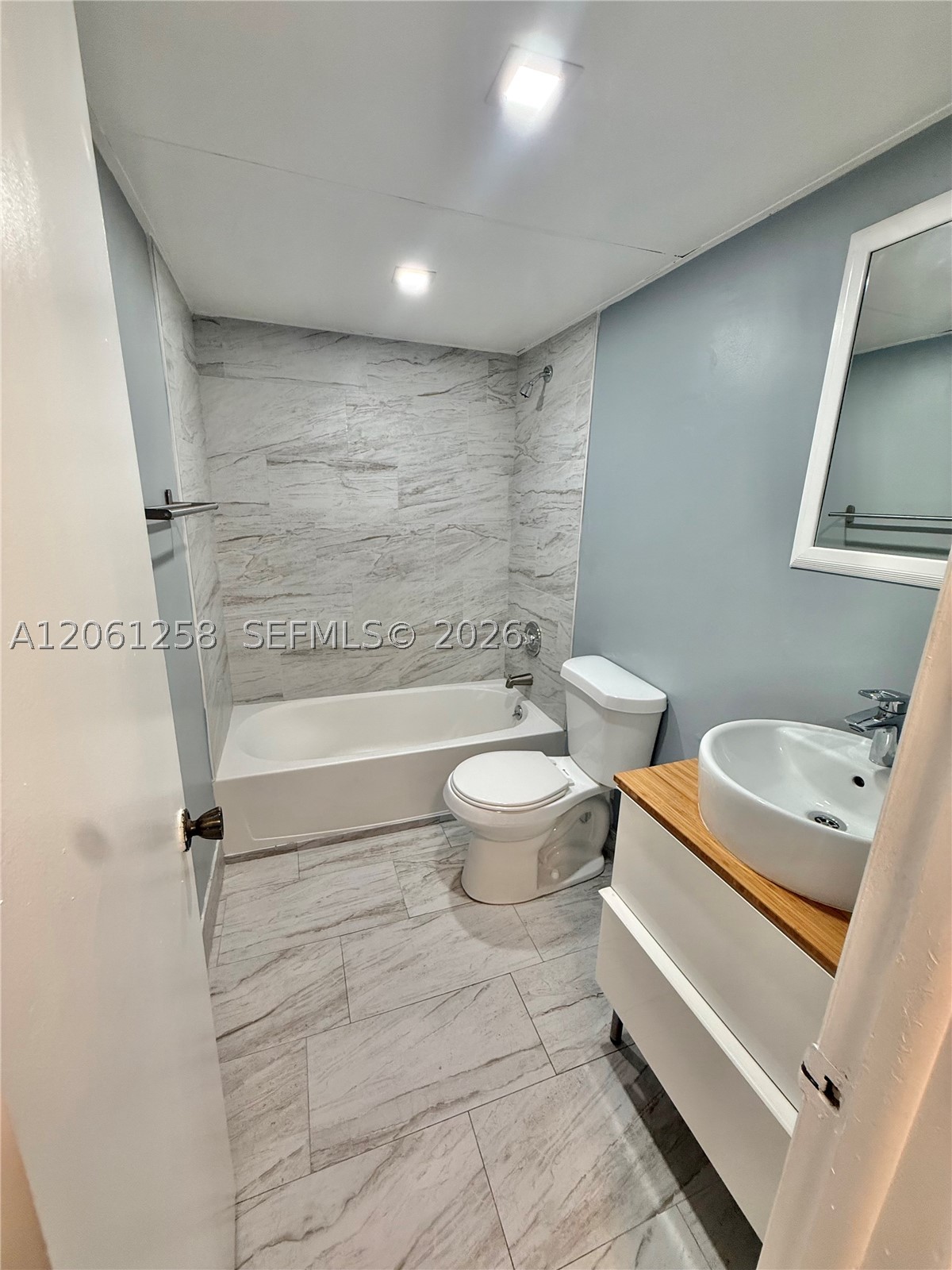 3001 NW 48th Ave #244, Lauderdale Lakes FL 33313