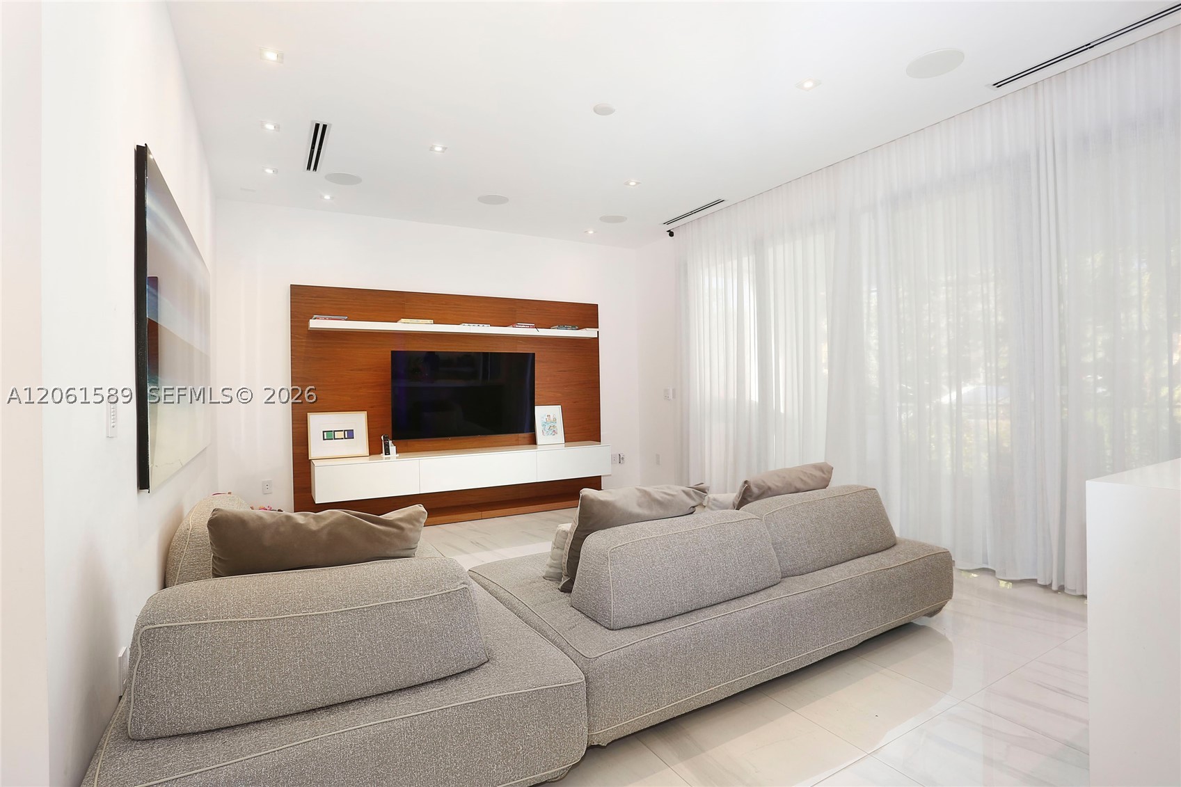 121 Buttonwood Dr, Key Biscayne FL 33149
