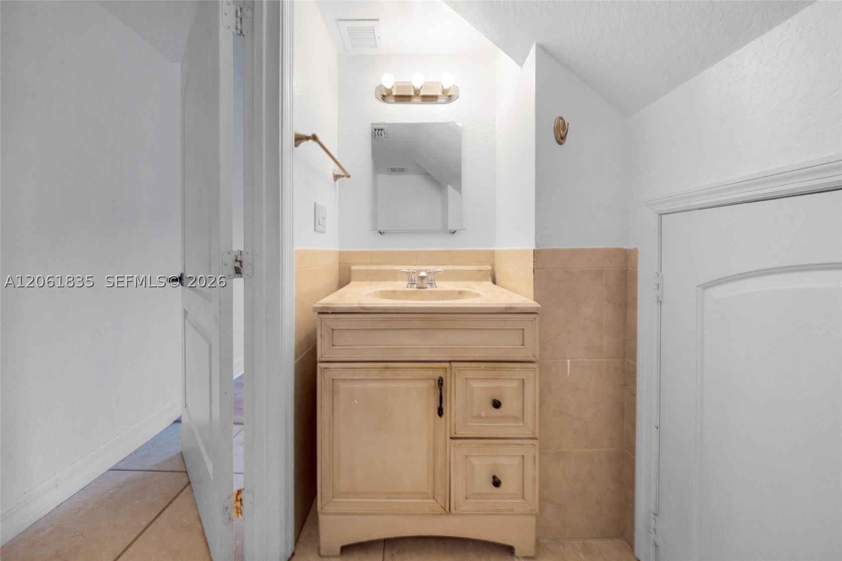 7801 HISPANOLA AV #4, North Bay Village FL 33141