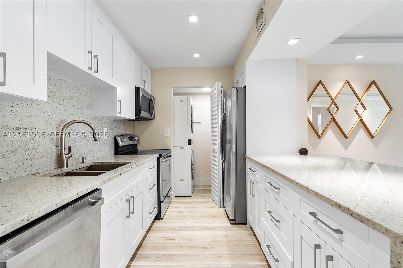 230 Lakeview Dr #106, Weston FL 33326