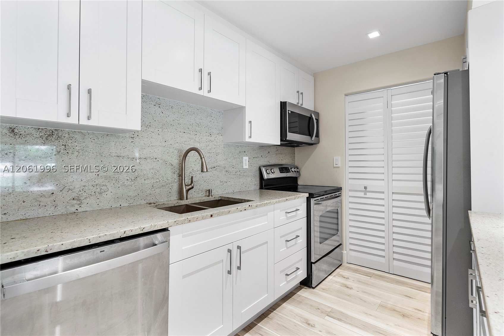 230 Lakeview Dr #106, Weston FL 33326