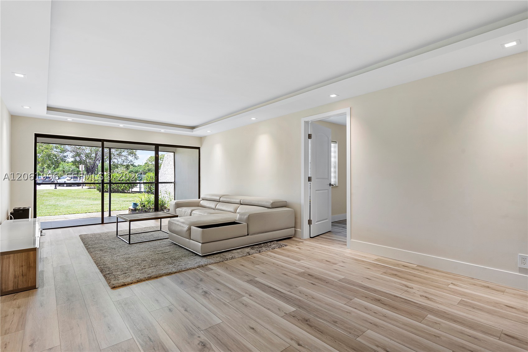 230 Lakeview Dr #106, Weston FL 33326