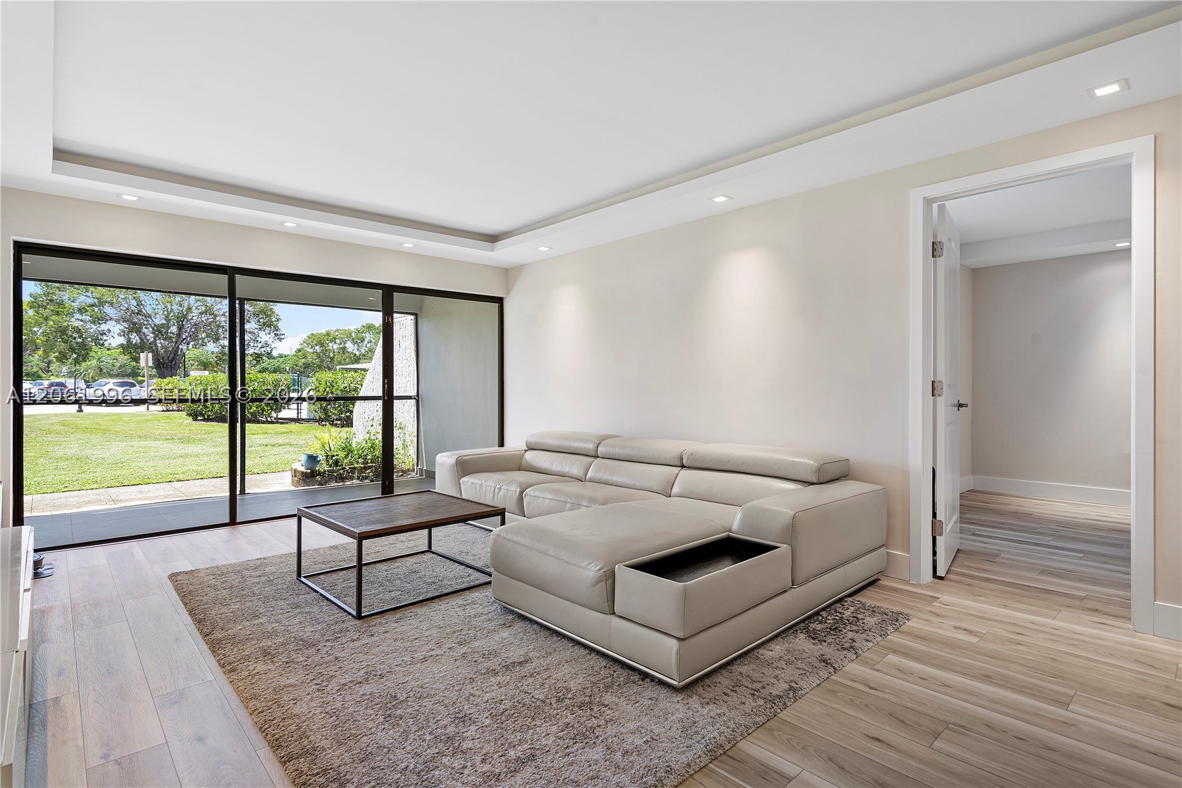 230 Lakeview Dr #106, Weston FL 33326