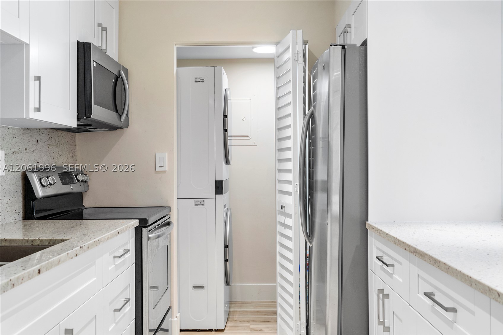 230 Lakeview Dr #106, Weston FL 33326