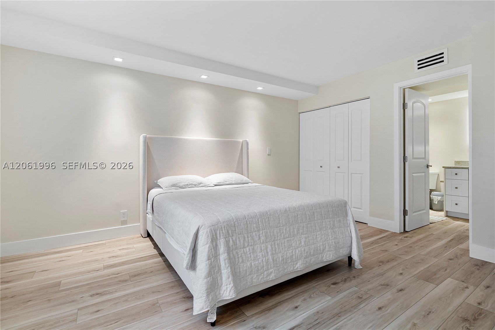 230 Lakeview Dr #106, Weston FL 33326