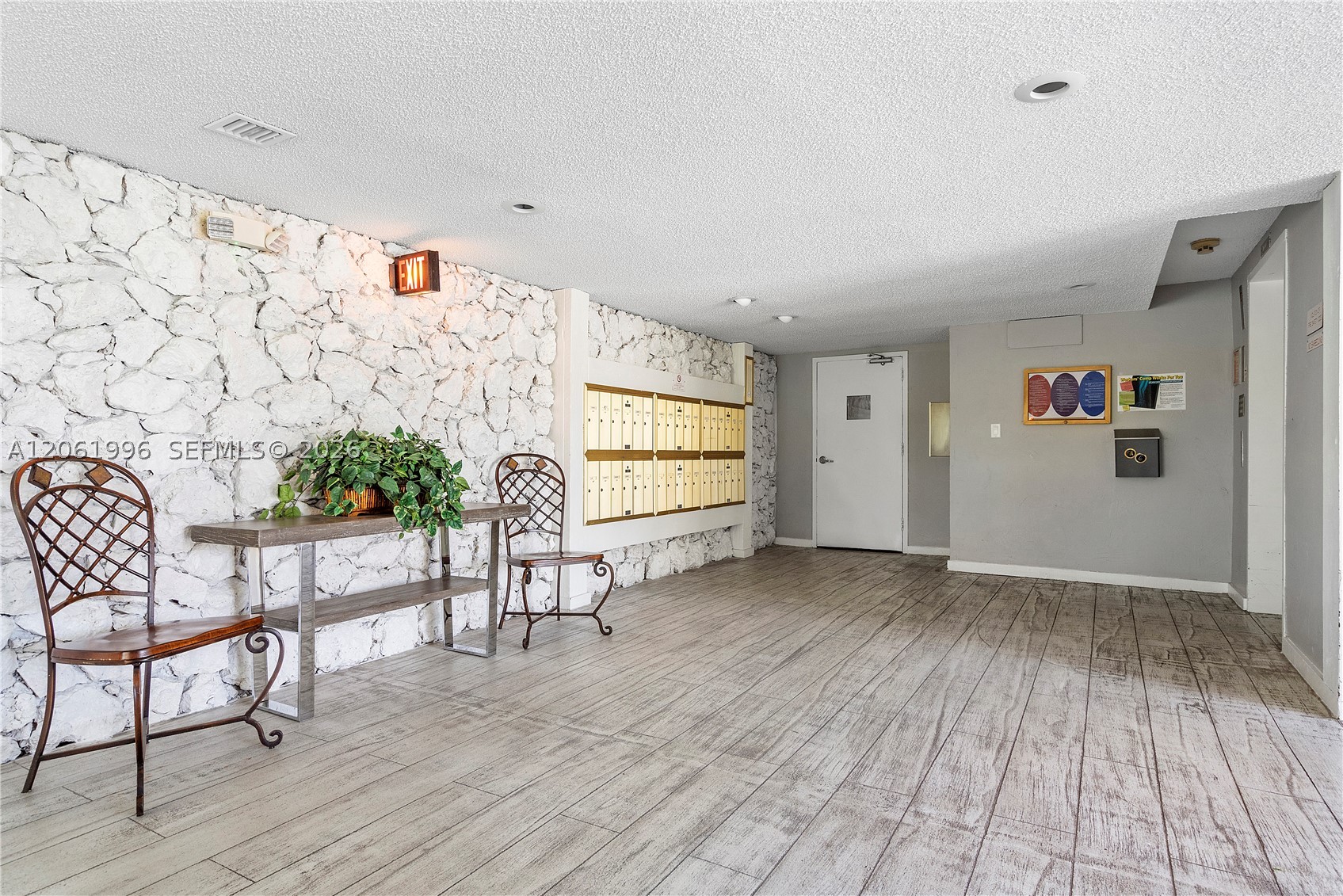 230 Lakeview Dr #106, Weston FL 33326