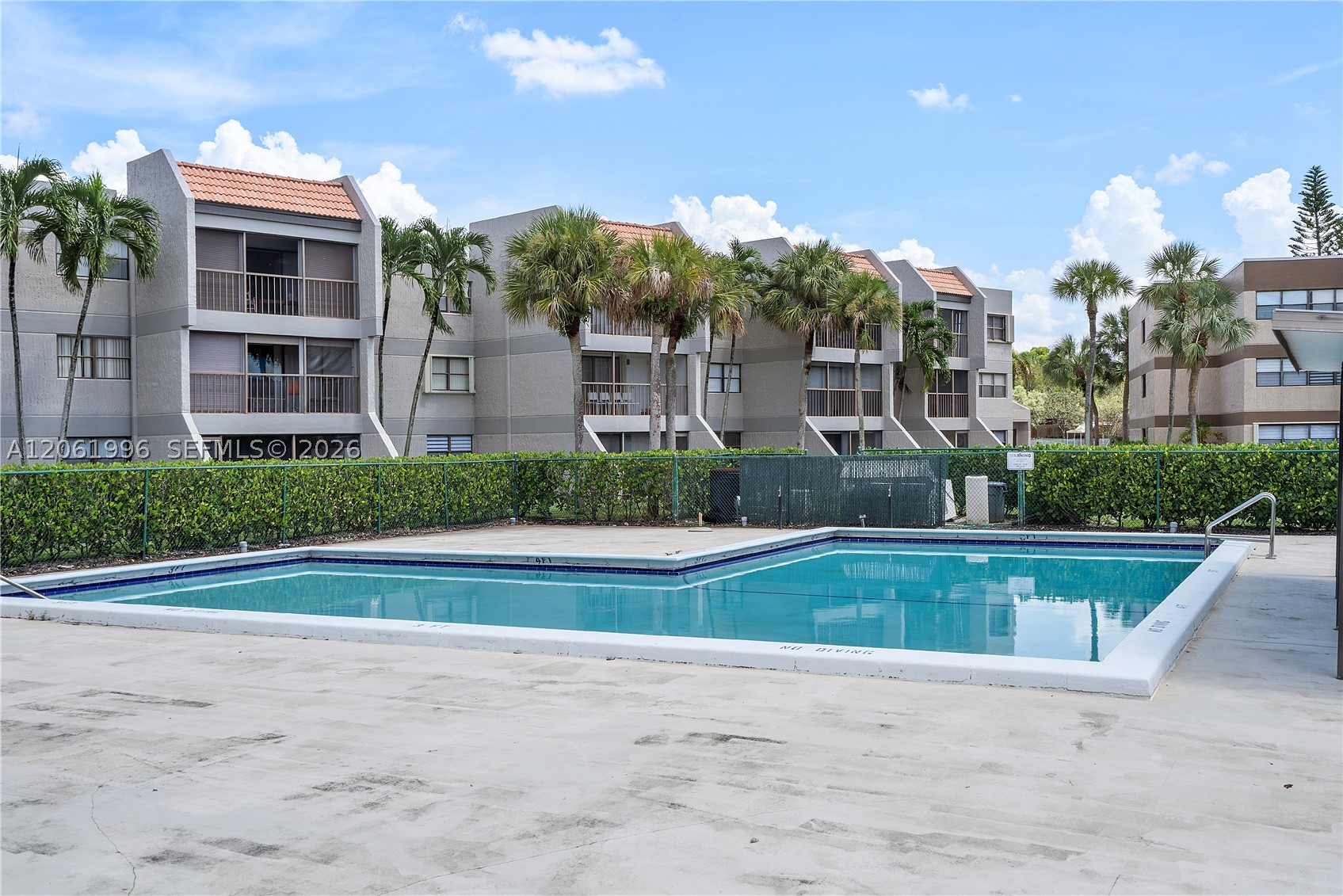 230 Lakeview Dr #106, Weston FL 33326