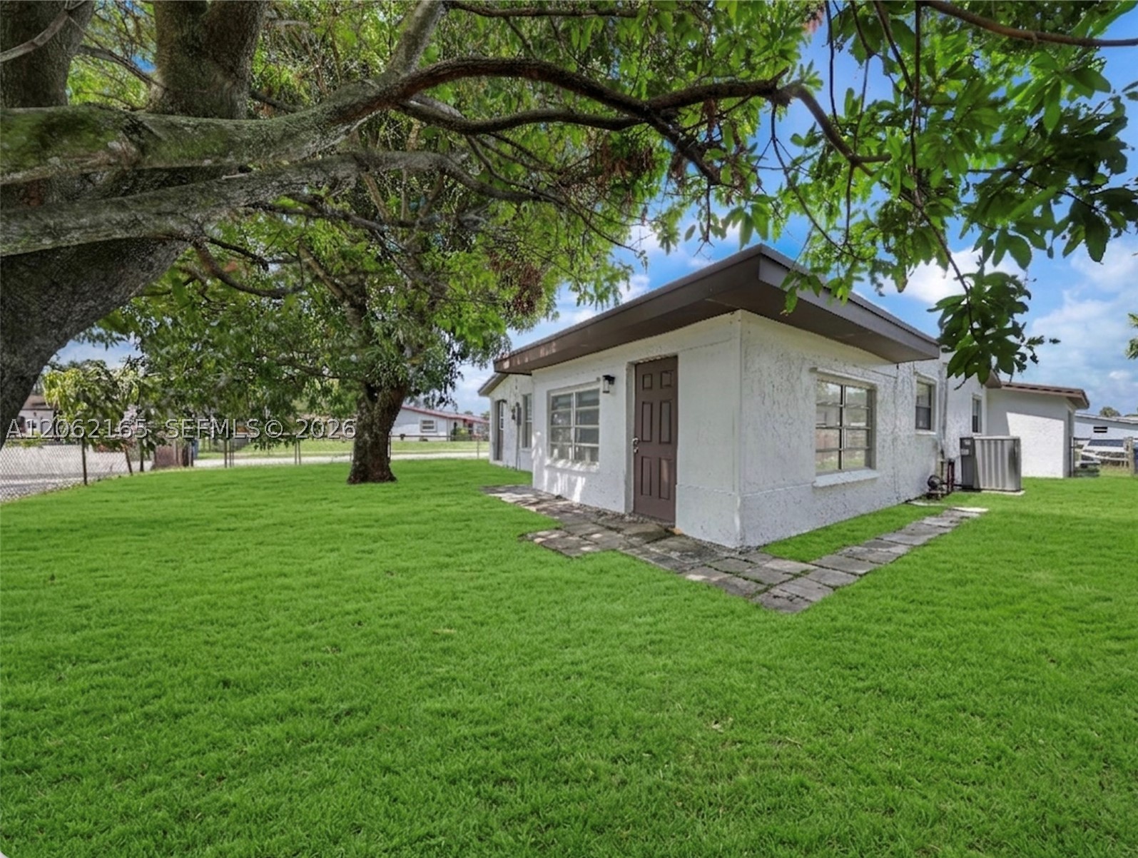 820 NW 38th Ave, Lauderhill FL 33311