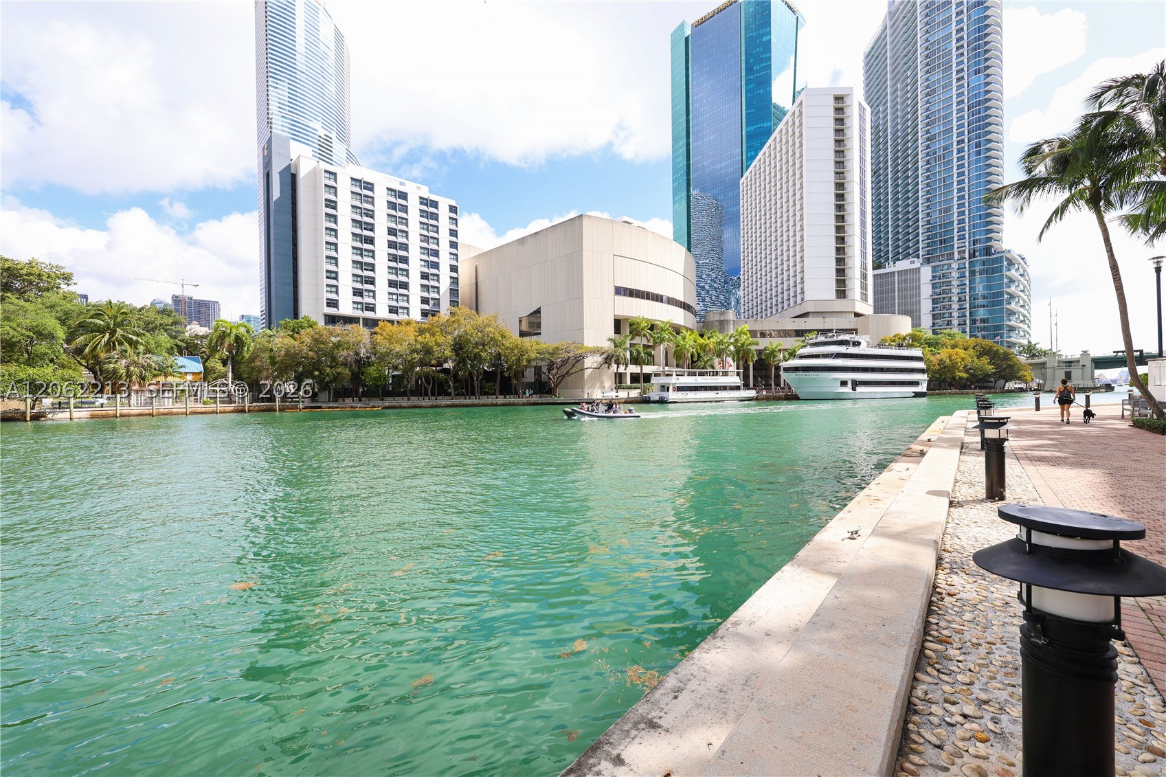 41 SE 5th St #906, Miami FL 33131