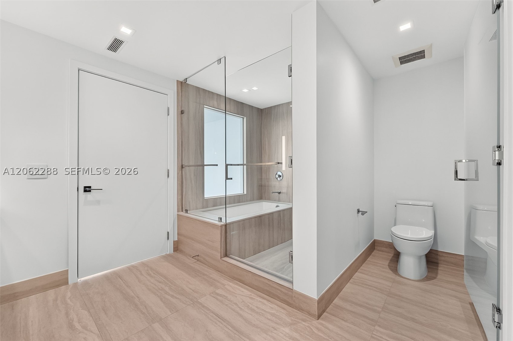 2411 Laguna Circle #2011, North Miami FL 33181