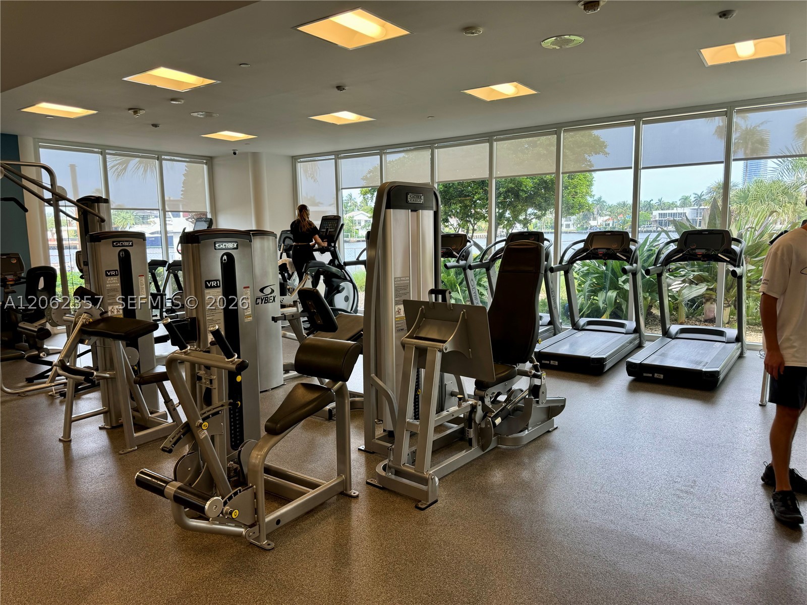 20281 E Country Club Dr #909, Aventura FL 33180