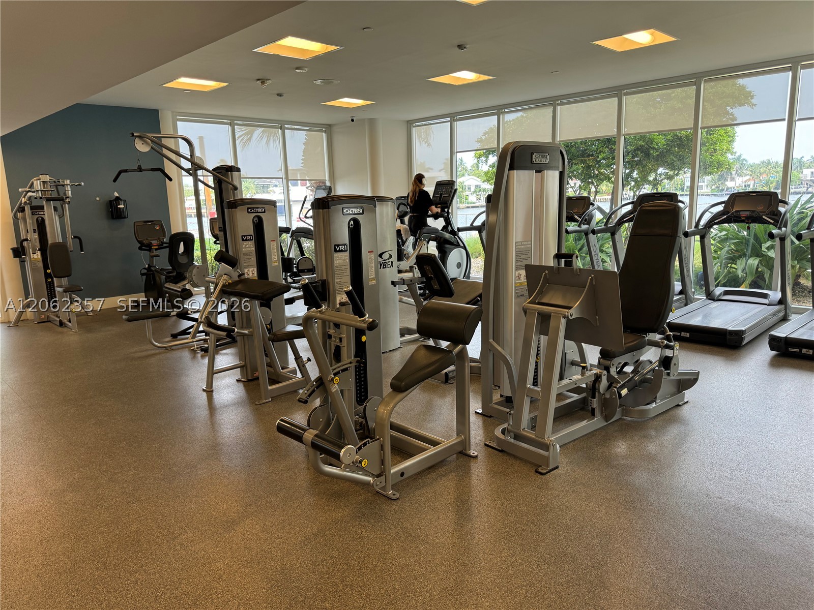 20281 E Country Club Dr #909, Aventura FL 33180