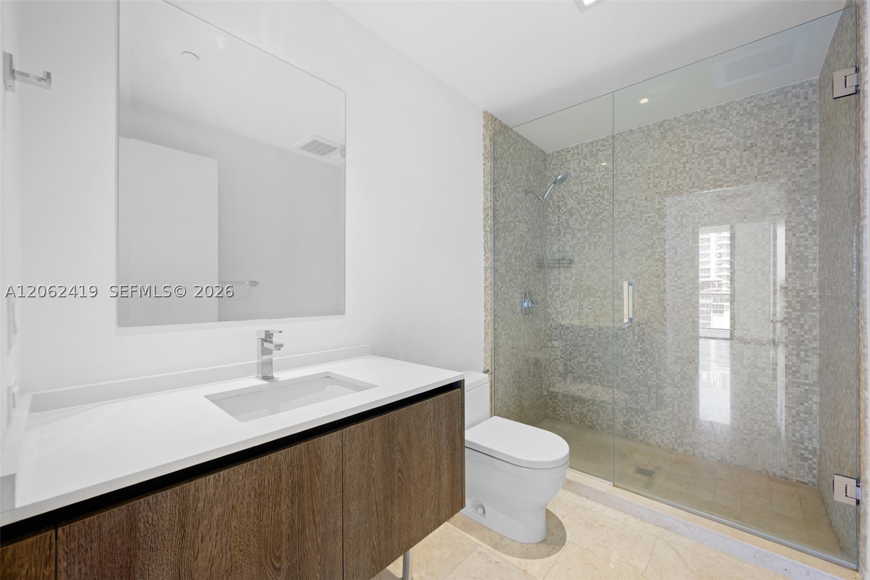 68 SE 6th St #910, Miami FL 33131