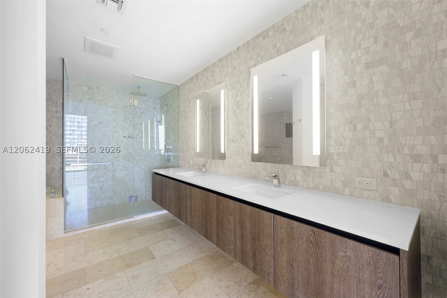 68 SE 6th St #910, Miami FL 33131